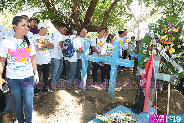 Juventud Sandinista deposita ofrenda florales en tumbas de los héroes de la Insurrección de Monimbó